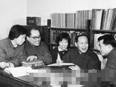 1978年，郑哲敏（右二）与科技人yuan讨论事情