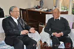 2011年，中科院院长路甬祥亲热探望郑哲敏院士（右）