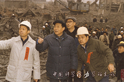 1984年，郑哲敏院士（左二）在石景山电厂爆破拆除现chang