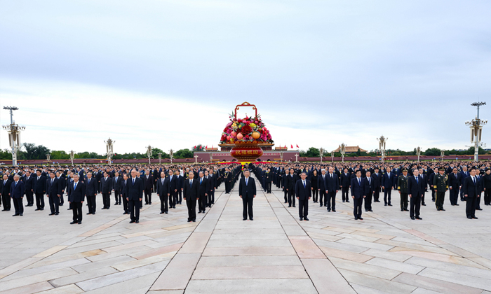 习近一律党和国家向导人出席义士纪念日向人民英雄敬献花篮仪式